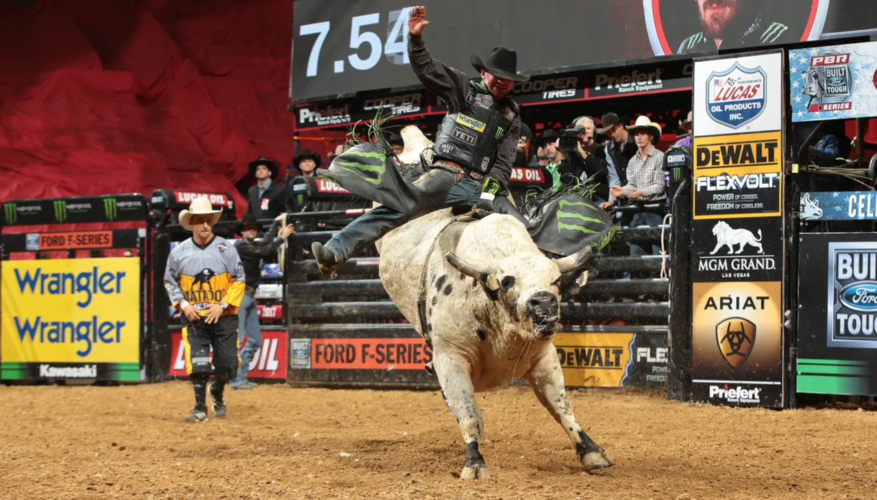 Chase Outlaw bull riding